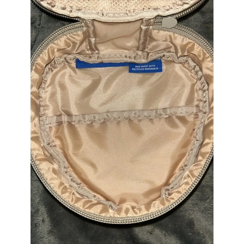 2025 United Therabody Polaris Business Class Amenity Kit Ivory Open‎ box